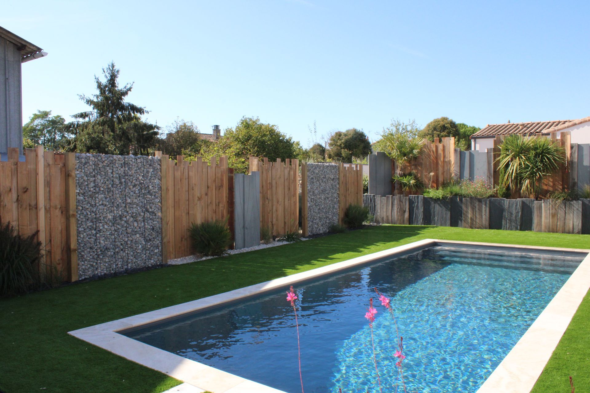 Piscine dans le jardin