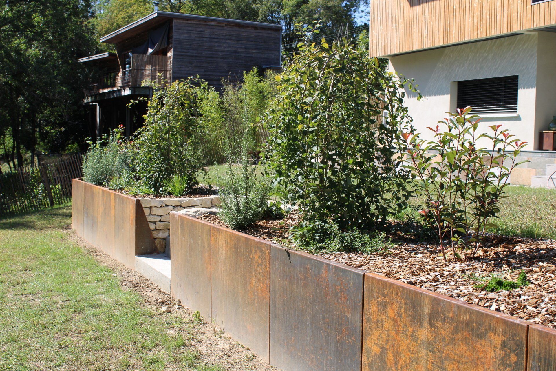 Bacs en zinc pour la création d'une haie dans un jardin de Niort