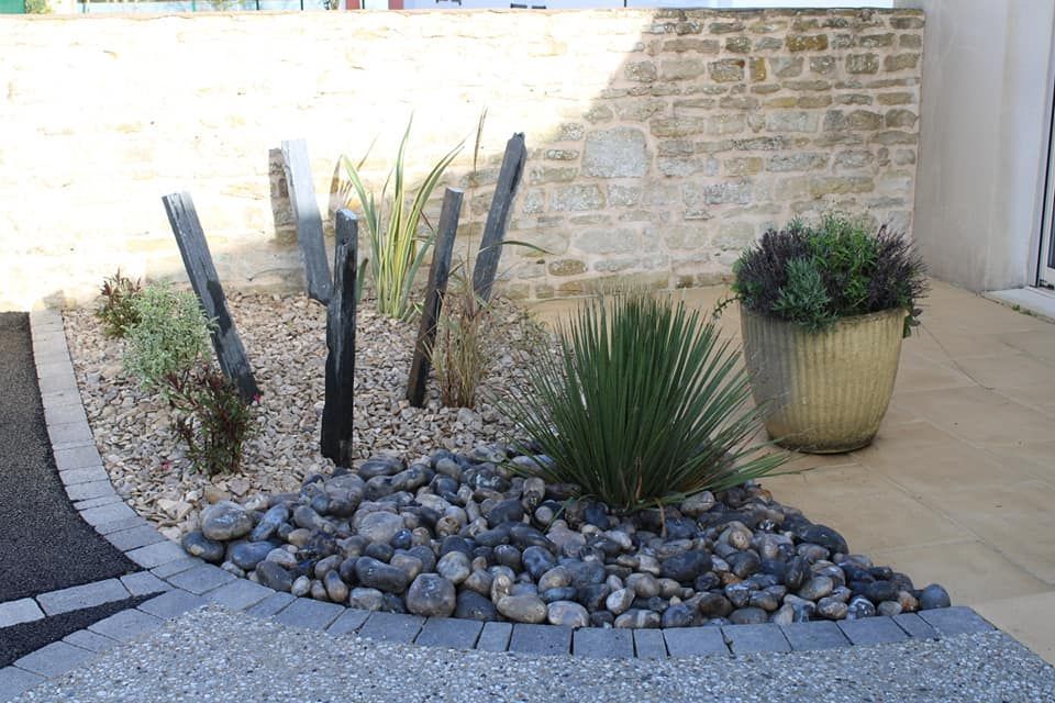 Plantation de massif devant une maison de Magné