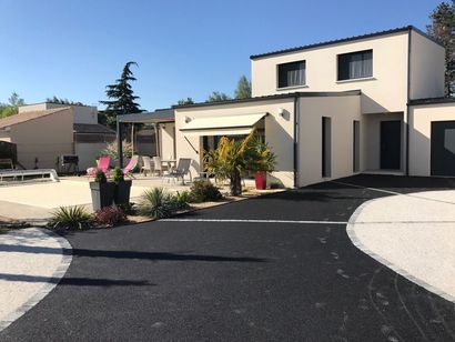 Allée en enrobé noir