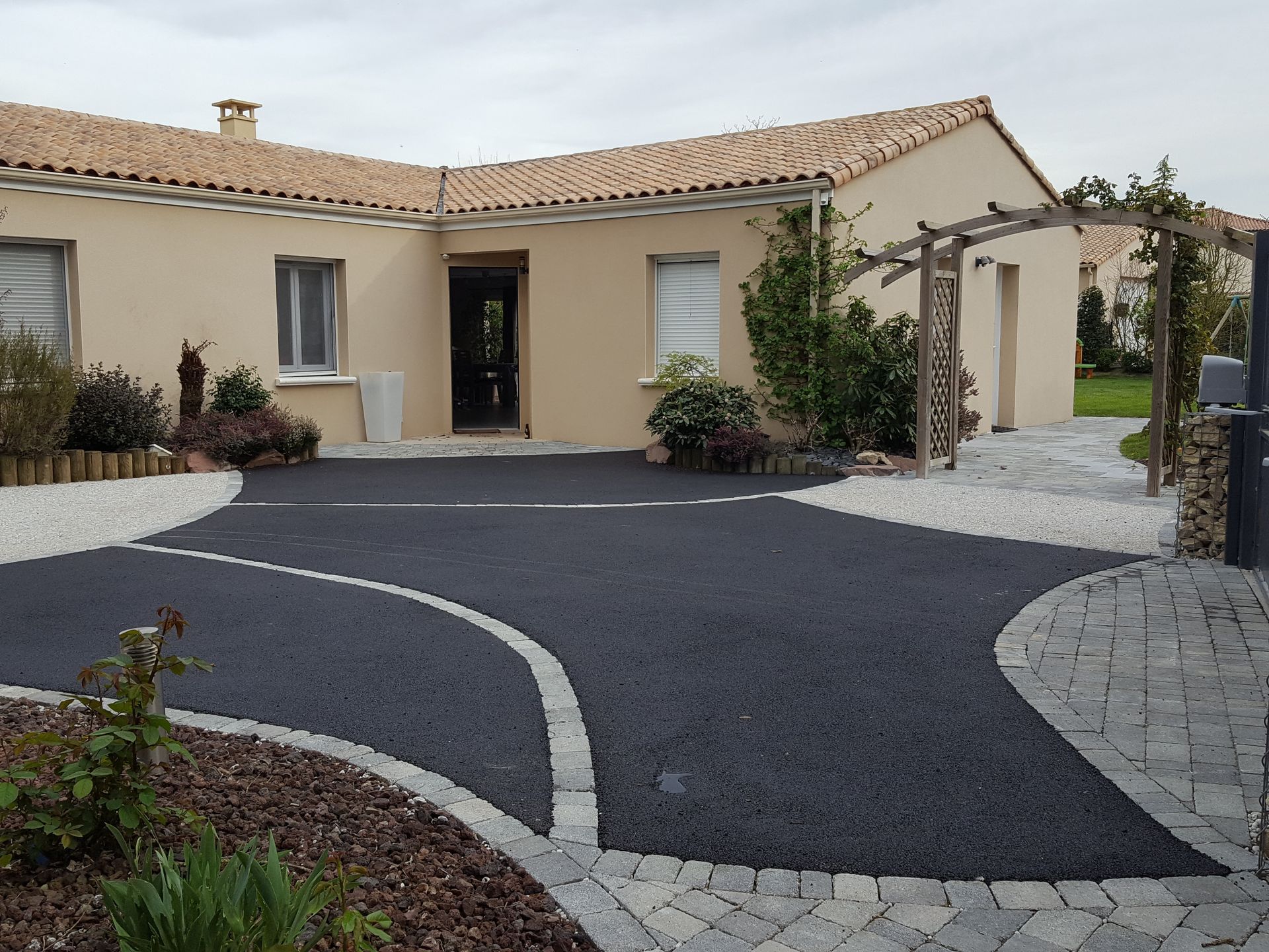 Devant de maison en enrobé avec motifs arrondis