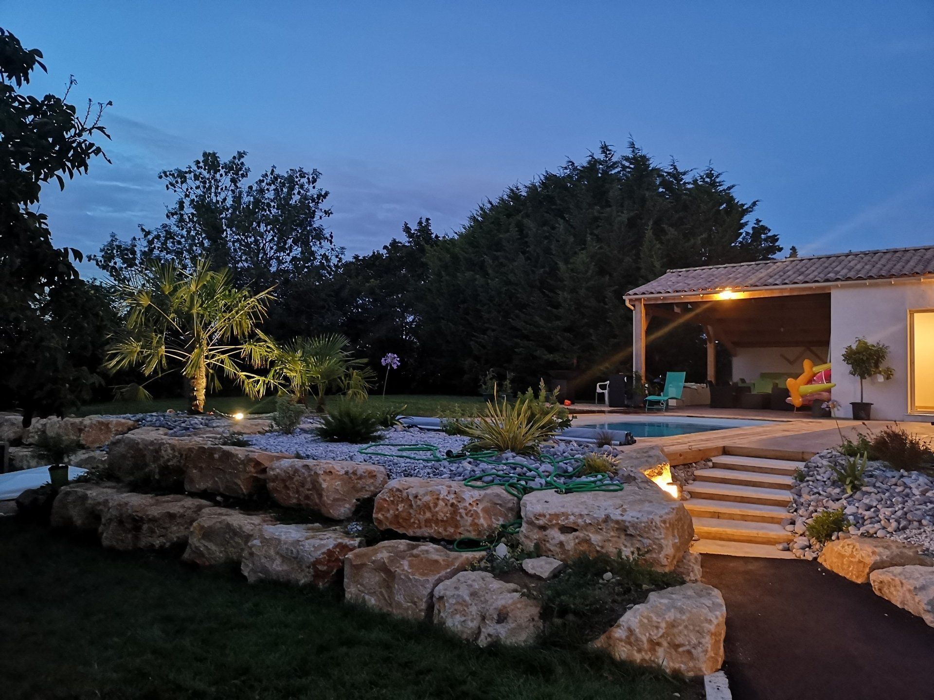 Vu sur un jardin la nuit