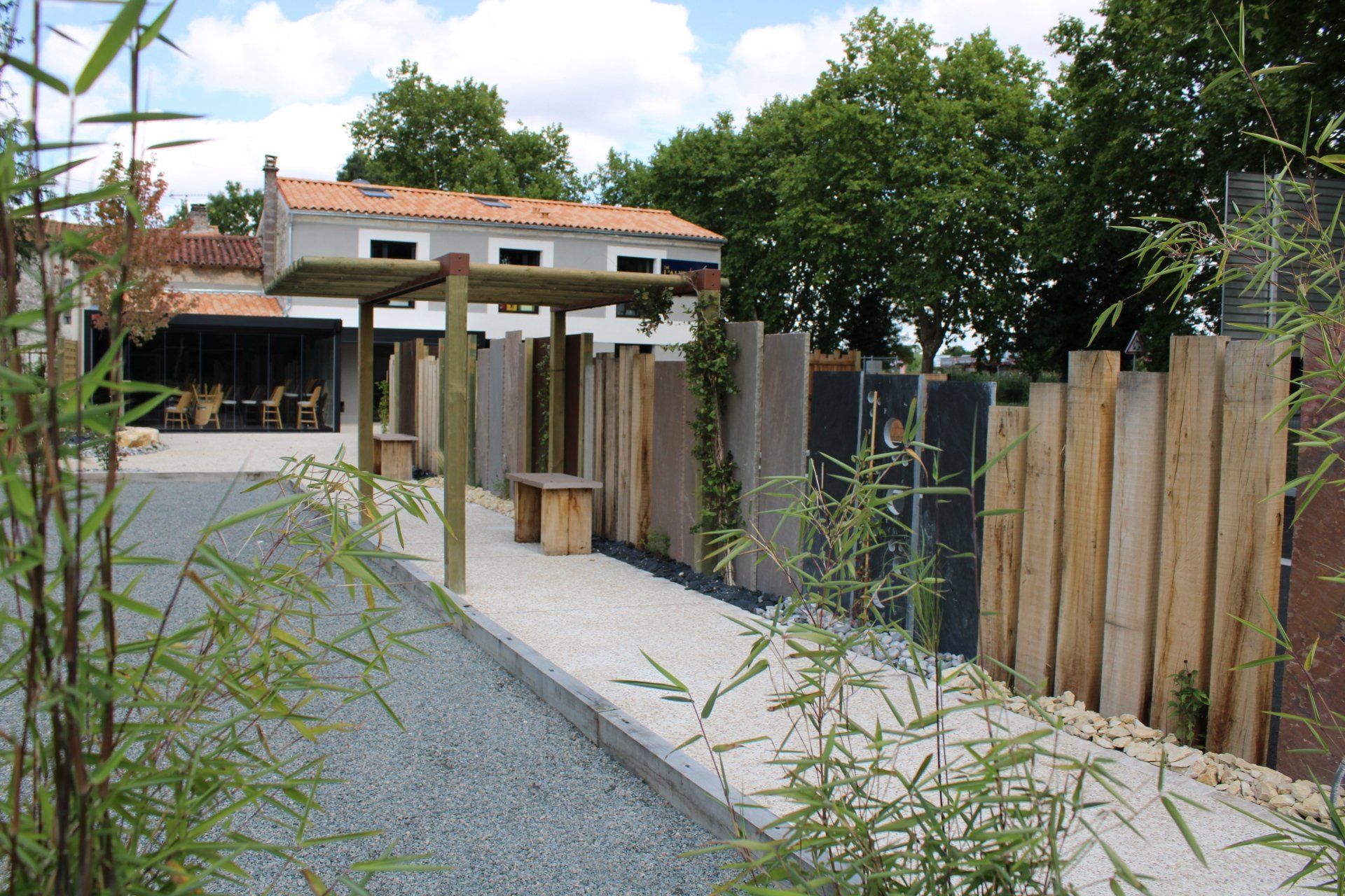 Création de brises vue en bois et aménagement de cours pour une école de la ville de Niort