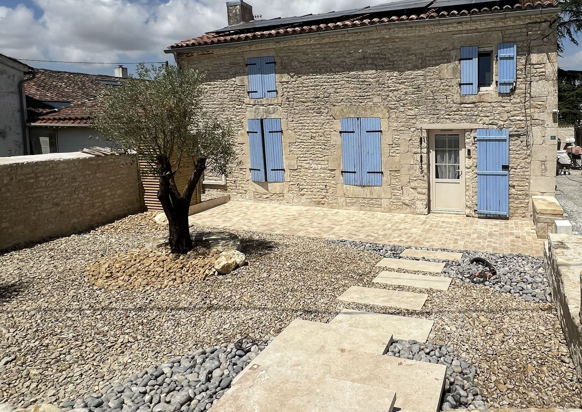 Cours avec pas japonais en travertin à Bessines