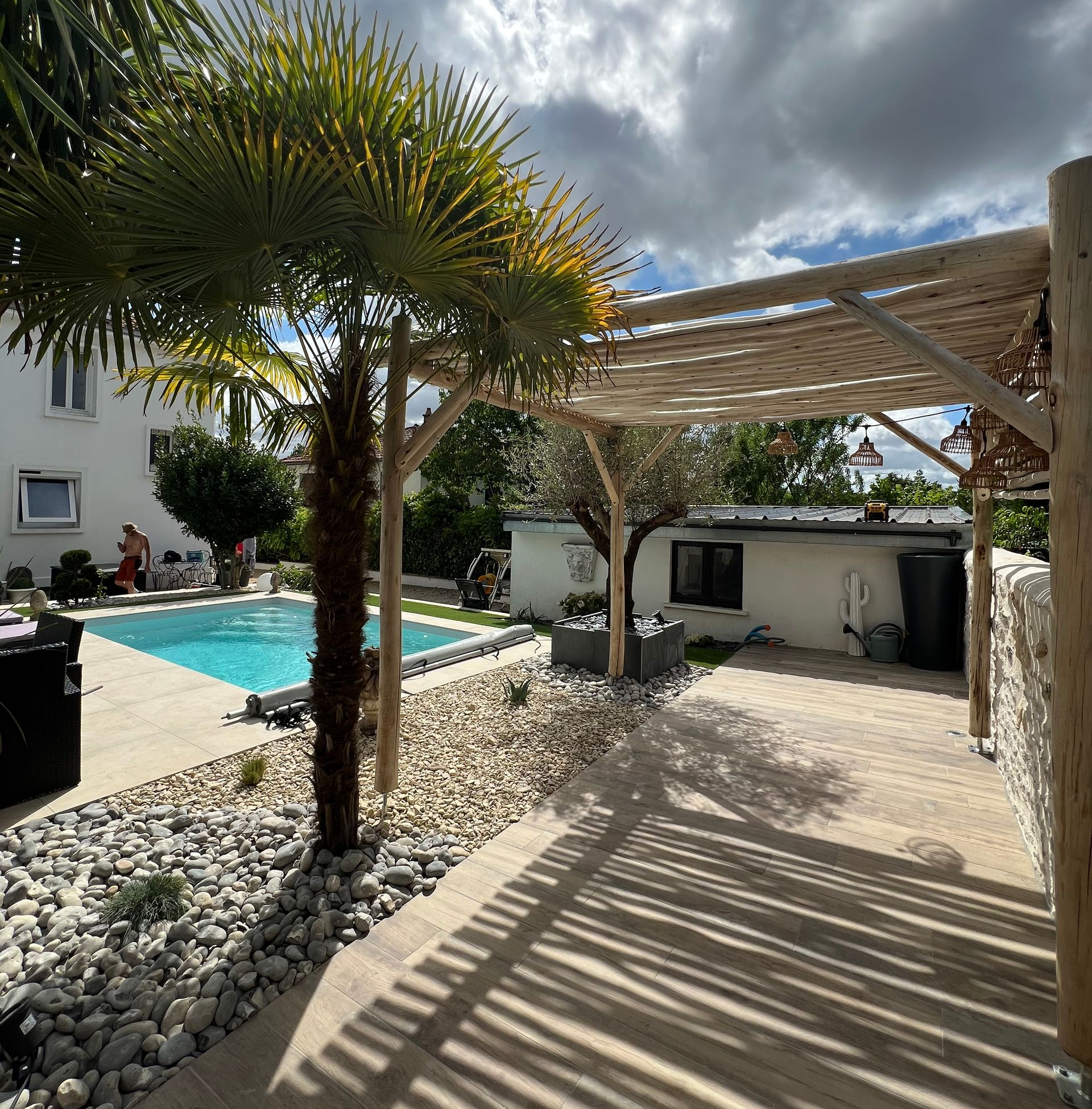 Gazon en rouleau, pas japonais en travertin à St Gelais