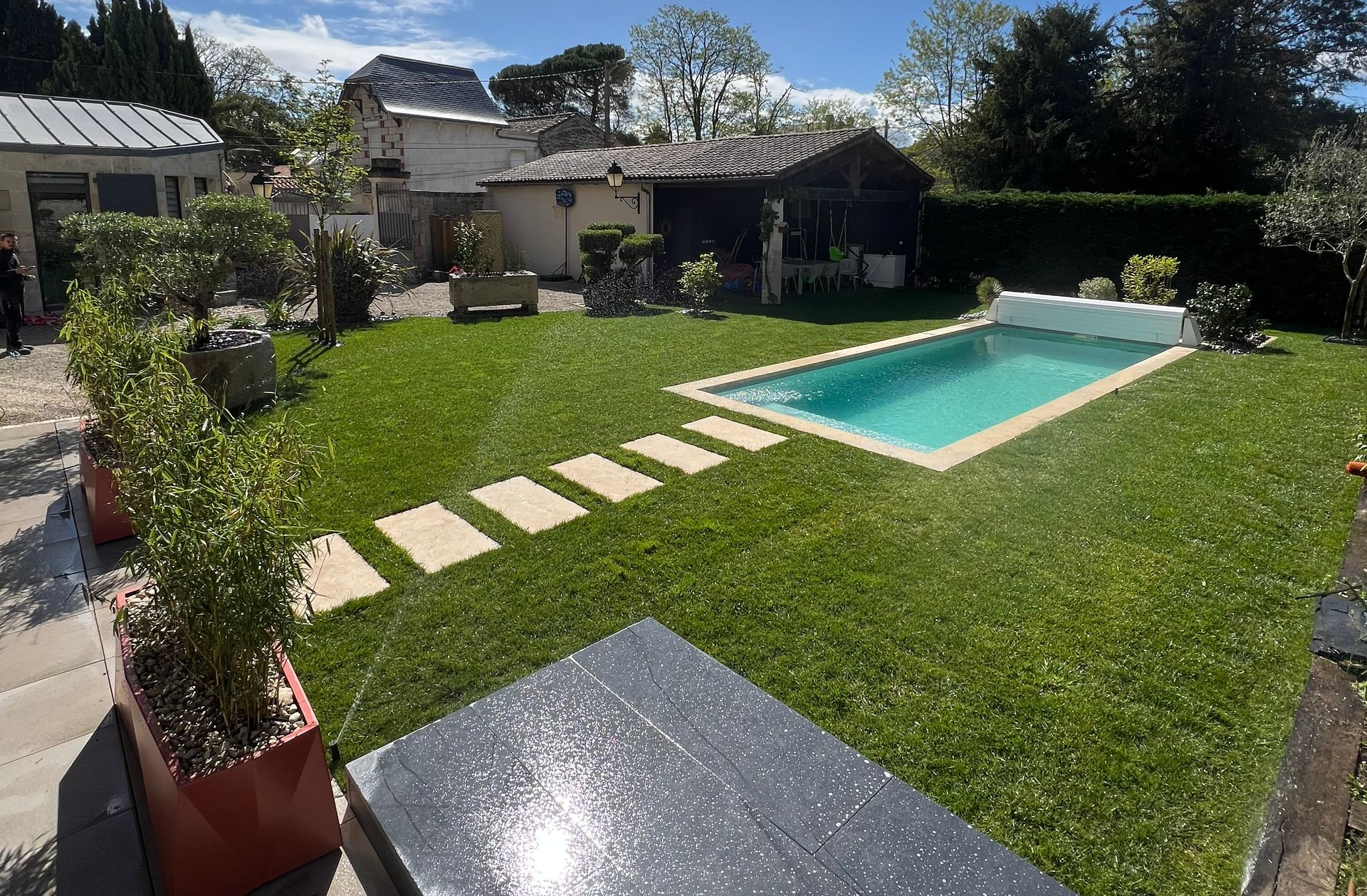 Gazon en rouleau, pas japonais en travertin à St Gelais