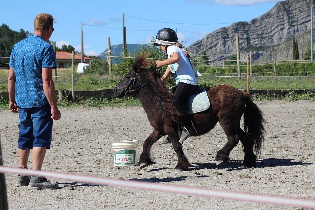 Jeune cavalière pratiquant le pony games