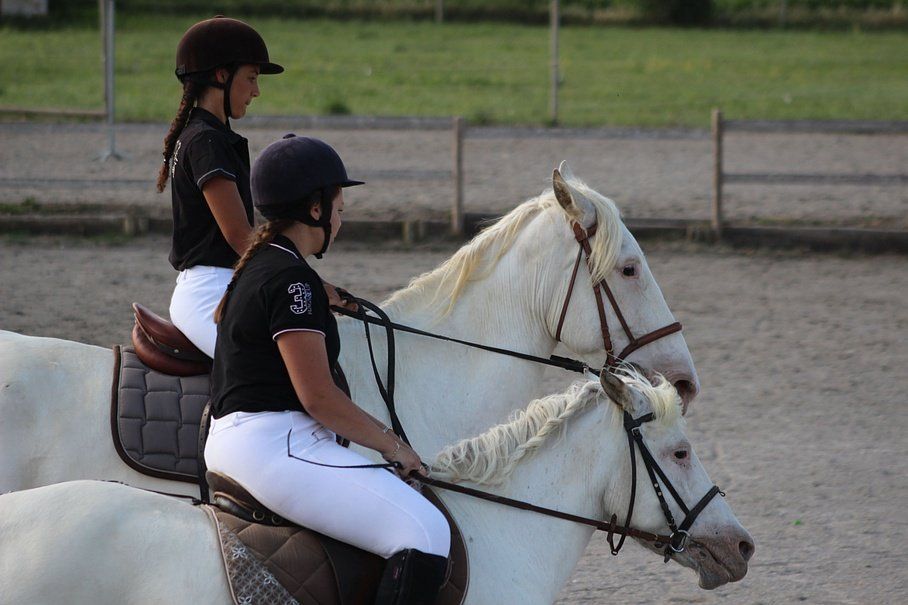 Deux jeunes filles à cheval