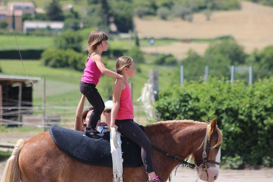 Deux petites filles sur un cheval