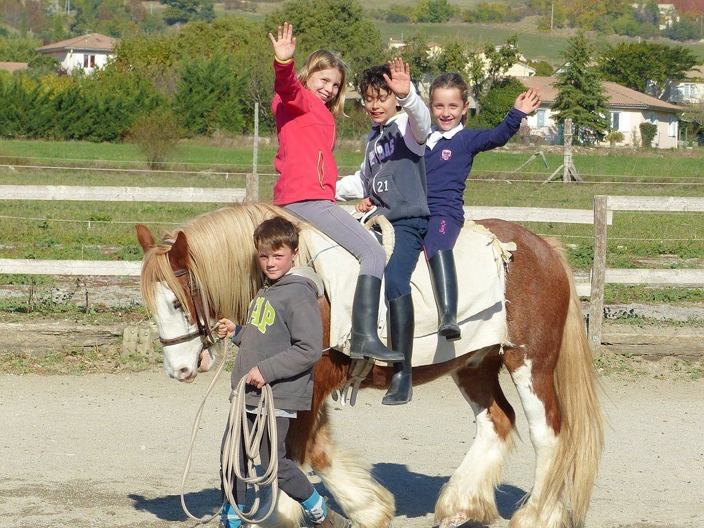 Enfants pratiquant la voltige