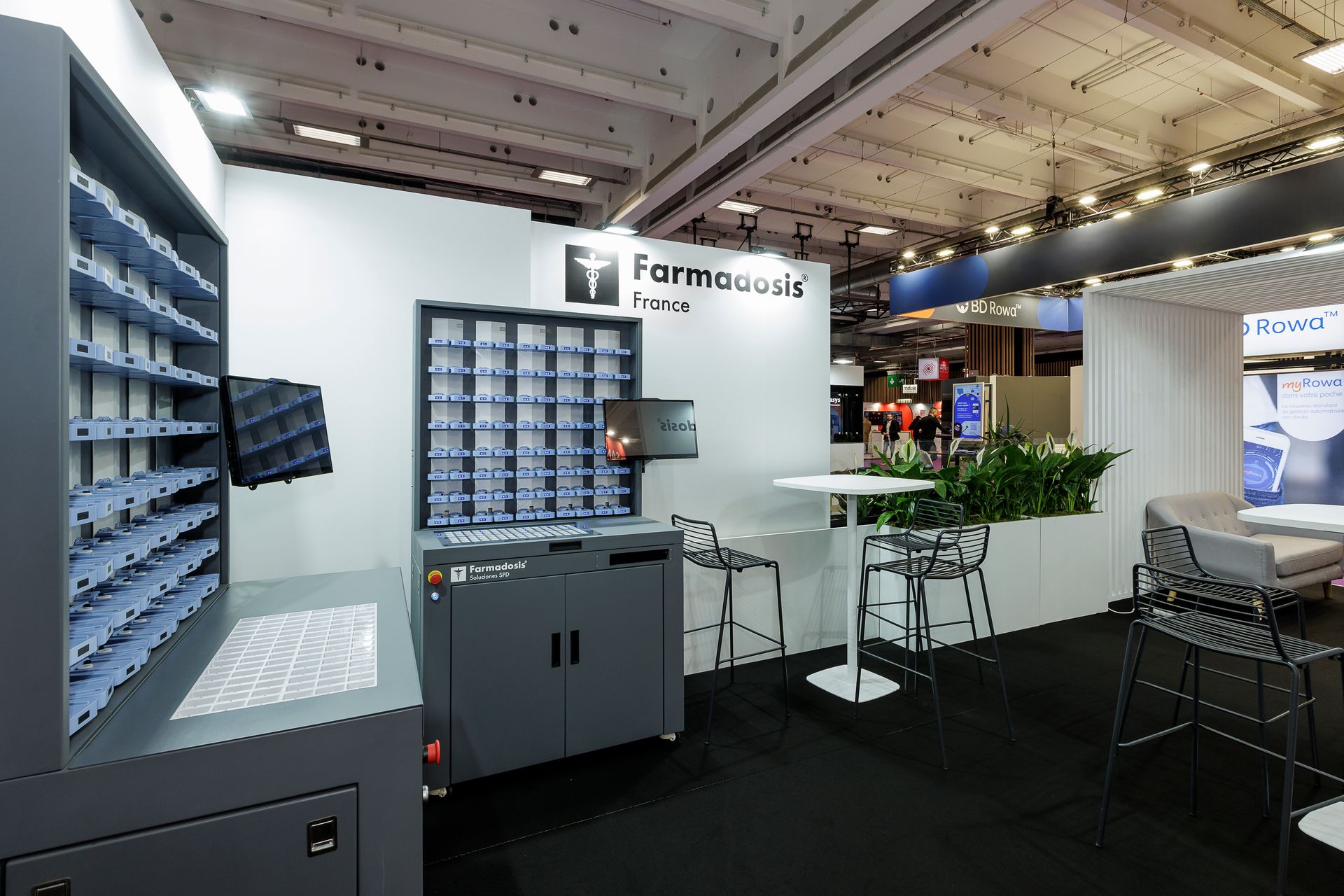 Médicaments entreposés sur des étagères