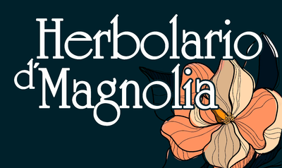 Herbolario d'Magnolia en texto blanco sobre fondo verde azulado. Una flor de magnolia naranja