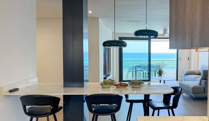 Foto de un salón comedor con vistas al mar
