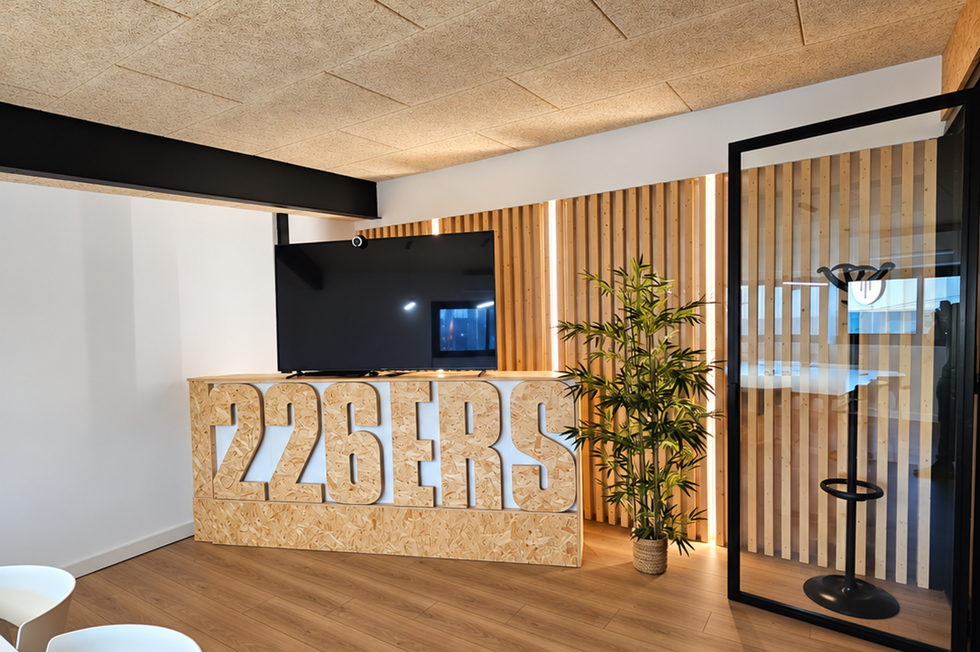 Una fotografía de la sala de reuniones de la empresa 226ers con el logo