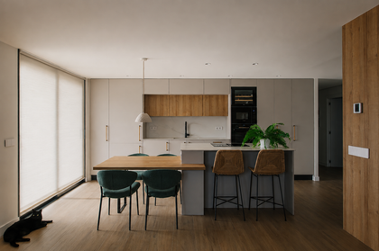 foto de un salón comedor con cocina integrada