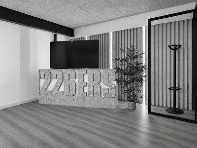 Una fotografía en blanco y negro de un dormitorio con una cama y una ventana.
