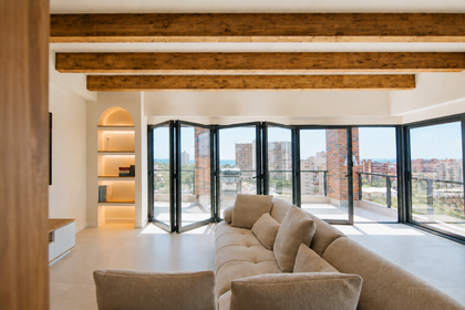Foto de una panorámica de un salón y las vistas al exterior