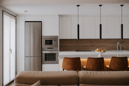 Vista en blanco y negro de la cocina moderna unida al salón