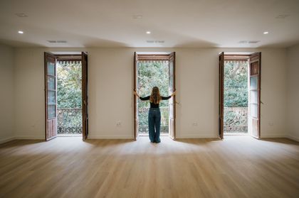 Foto desde el interior de una habitación a 3 ventanales y las vistas boscosas
