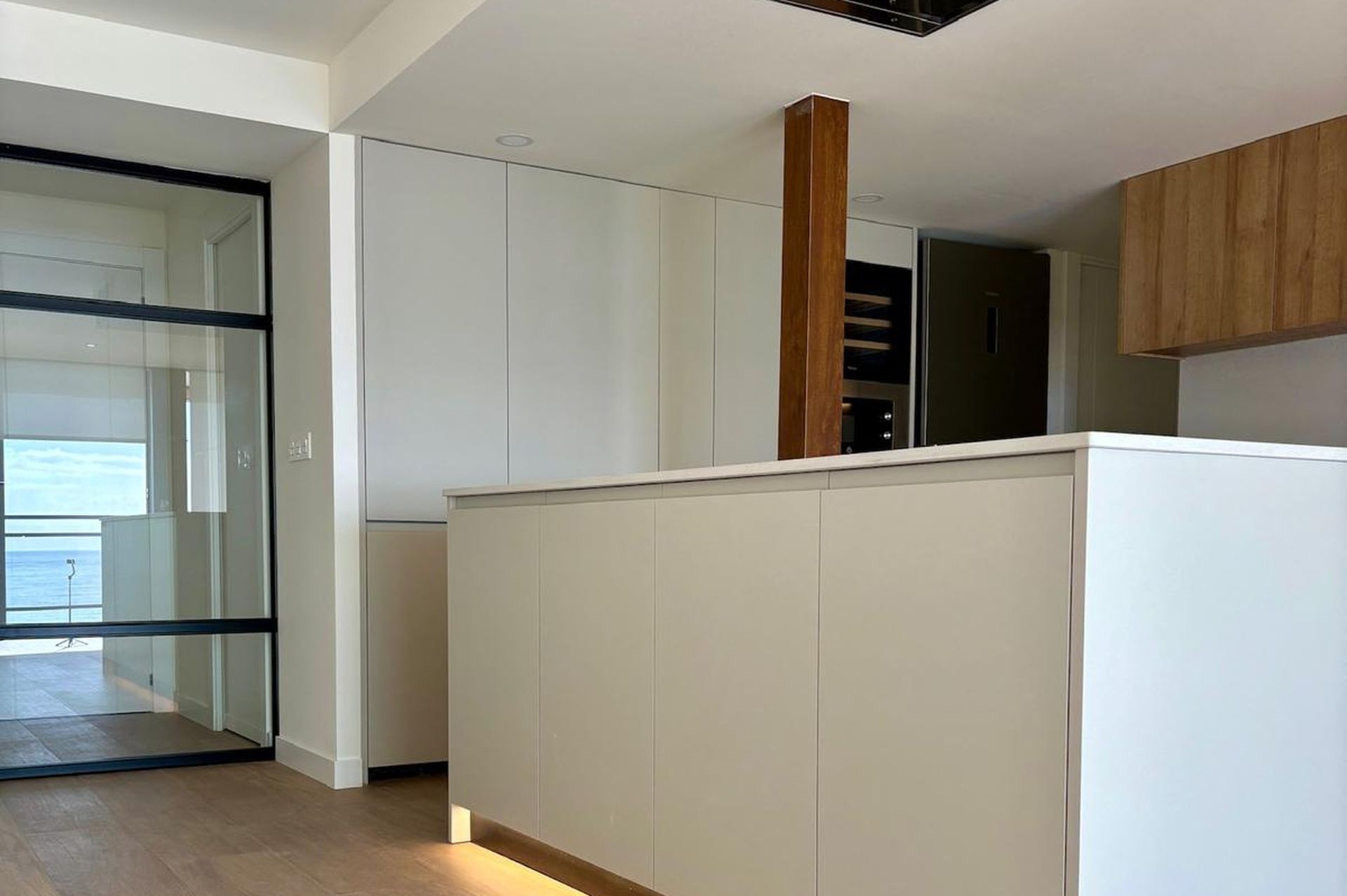 Una fotografía de una cocina con un ventilador de techo.
