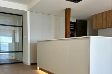 Una fotografía en de una cocina con un ventilador de techo.
