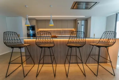 Una foto de una cocina con taburetes.
