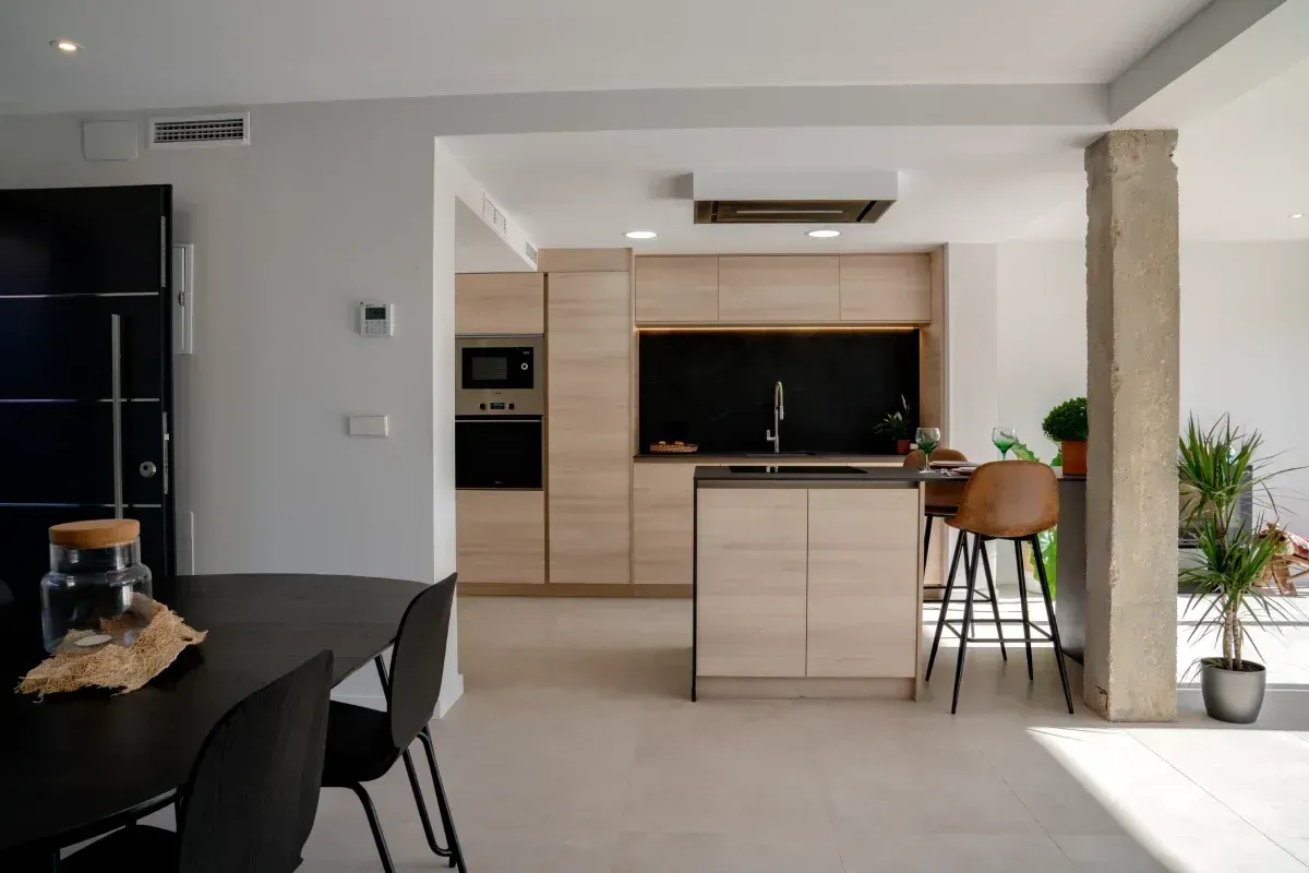 Una cocina con una mesa y sillas.