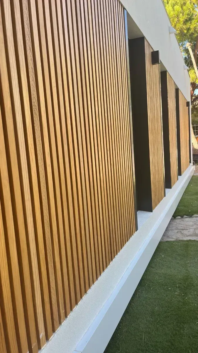 Una pared de madera con un patrón geométrico.