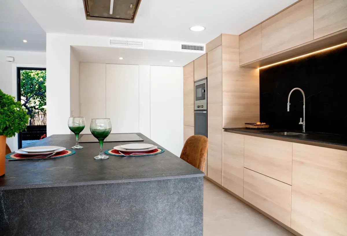 Una cocina con dos copas de vino en la encimera.