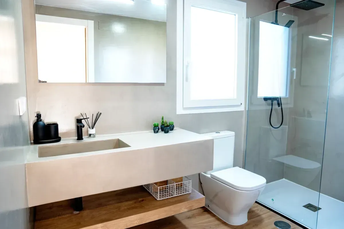 Un baño con lavabo, inodoro y ducha.