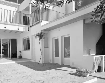 Una foto en blanco y negro de una casa con balcón.