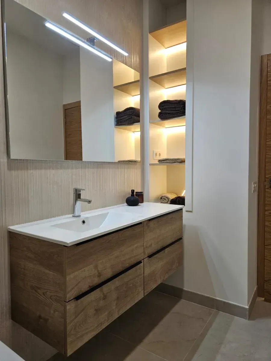 Un baño con lavabo y espejo