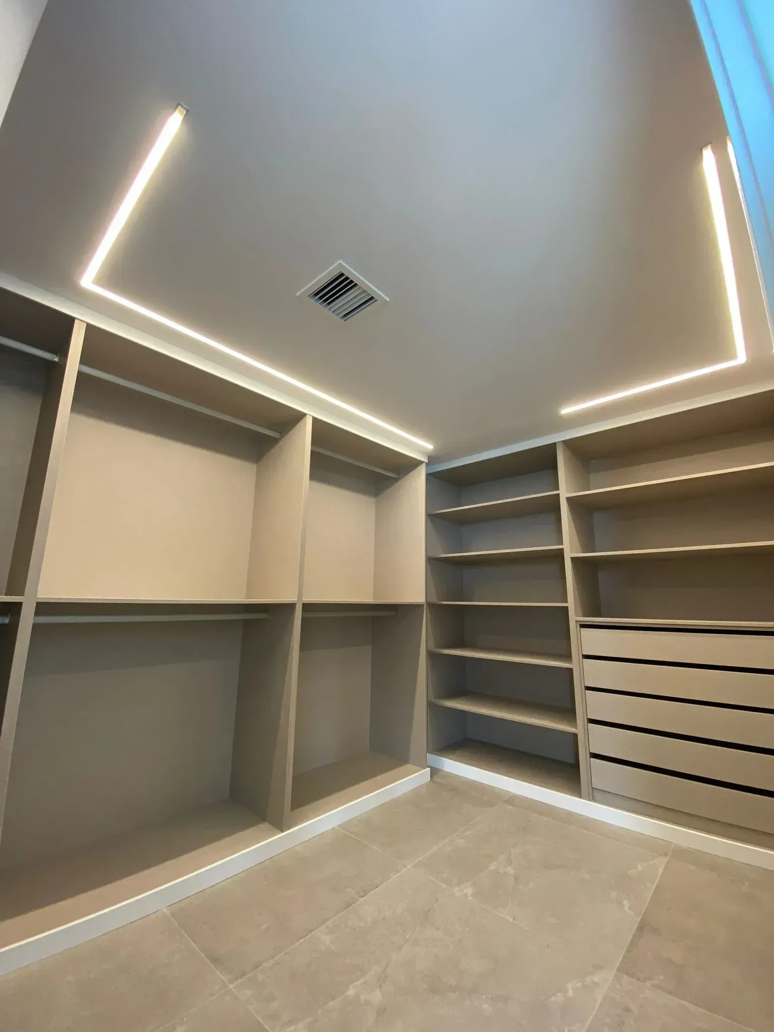 Un vestidor con muchos estantes y cajones.