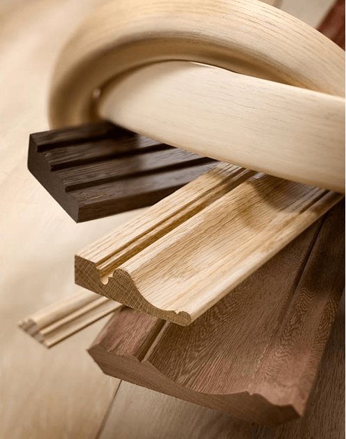 Tasseaux et moulures en bois.