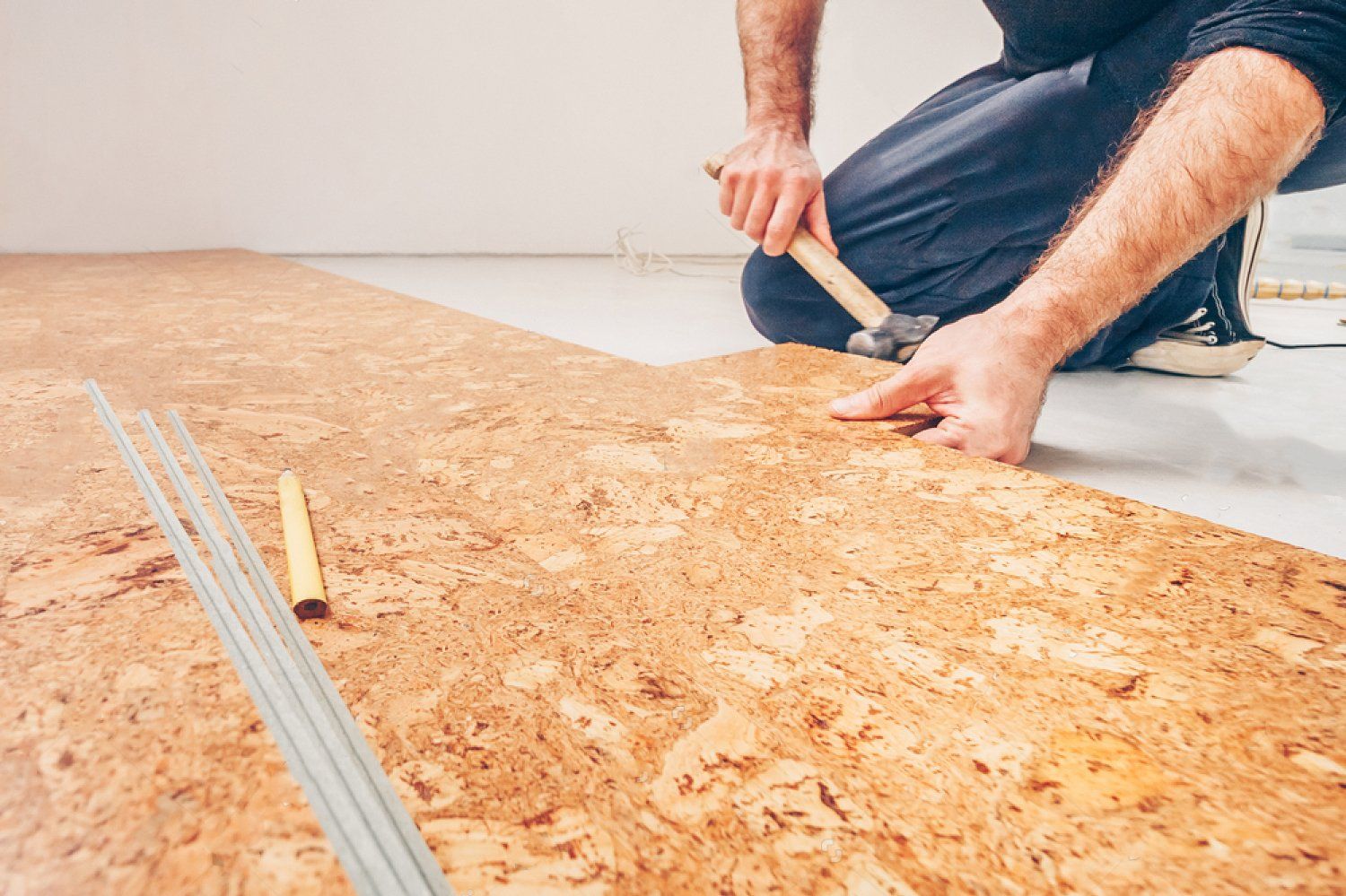 Personne travaillant le bois.