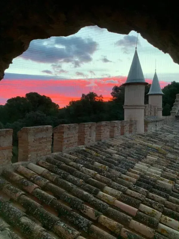 Icono de marcador de posición gris claro con un sol y montañas sobre fondo blanco