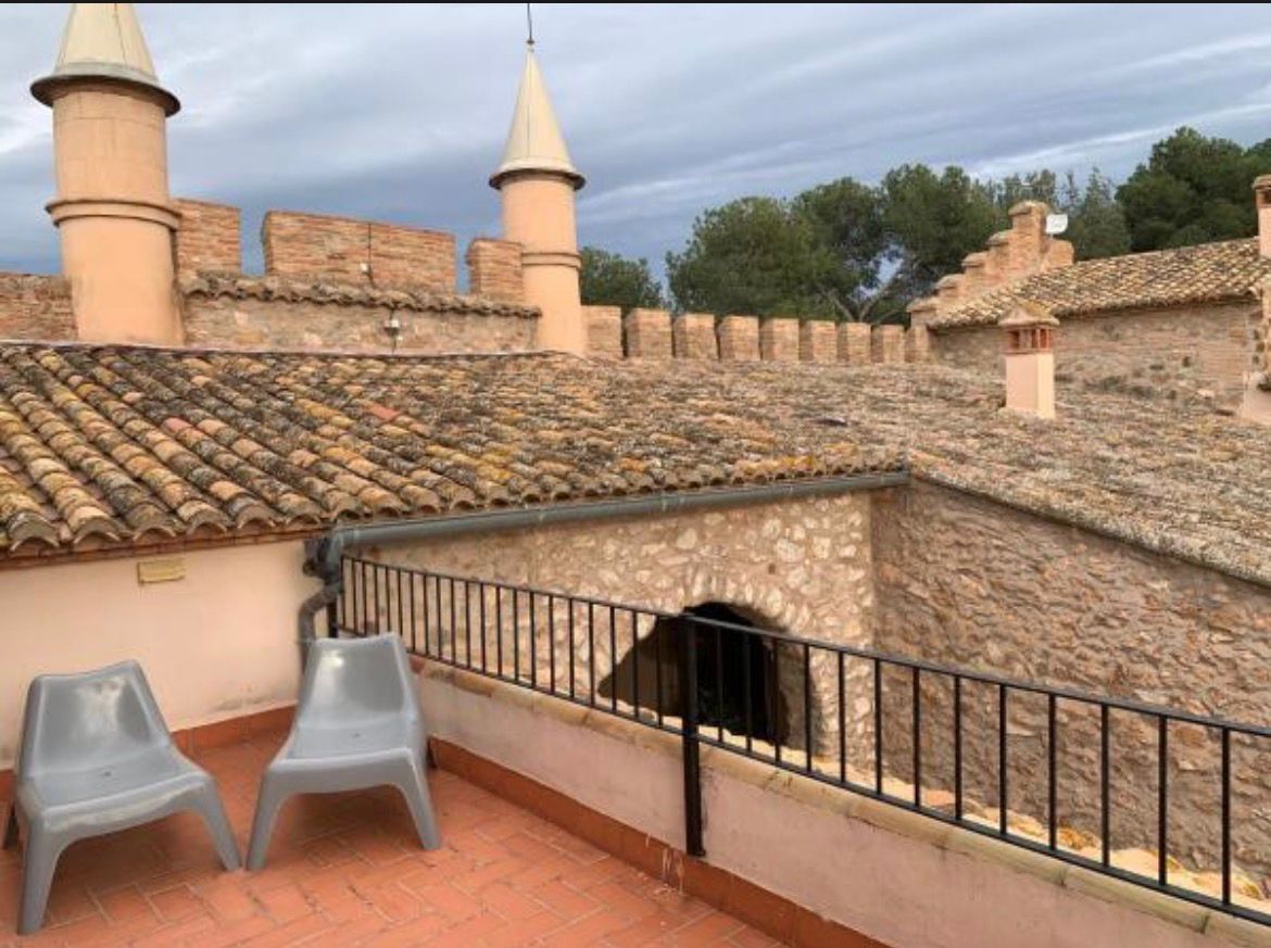 Icono de marcador de posición gris claro con un sol y montañas sobre fondo blanco
