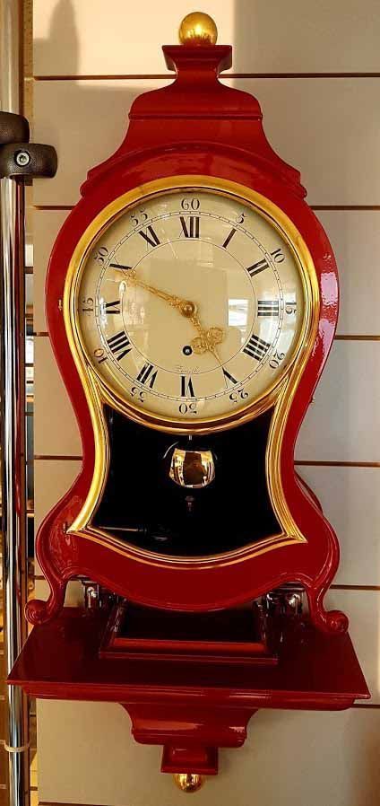 PENDULE NEUCHATELOISE Zénith relookée. Sonnerie heures et demi. Cabinet rouge métallisé et doré. 2500CHF