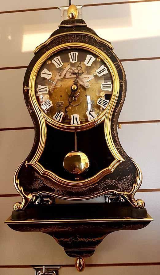PENDULE NEUCHATELOISE Le Castel relookée. Sonnerie heures et demi. Cabinet noir brillant et doré. 2500CHF