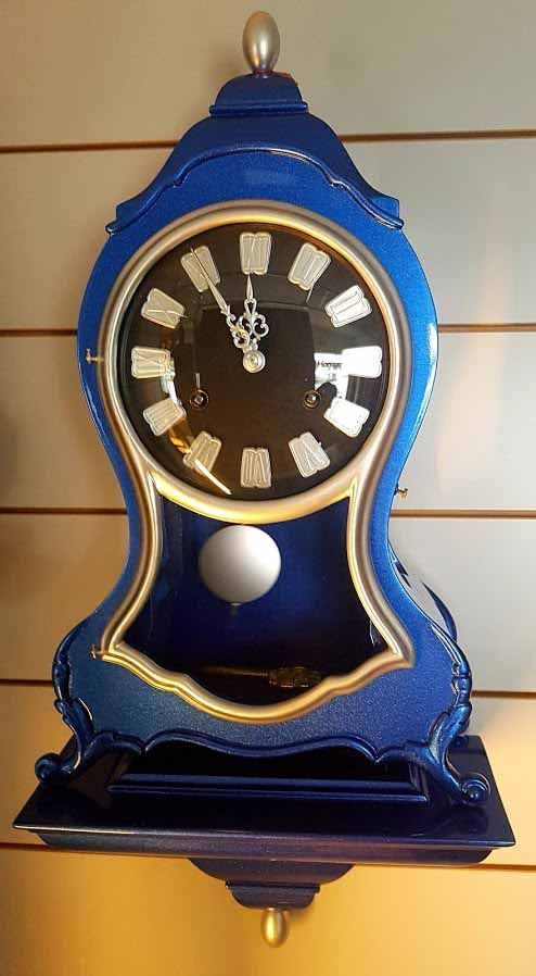 PENDULE NEUCHATELOISE Zénith relookée. Sonnerie heures et demi. Cabinet rouge métallisé et doré. 2500CHF