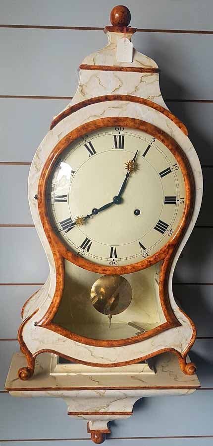 PENDULE NEUCHATELOISE Le Castel relookée. Sonnerie heures et demi. Cabinet noir brillant et doré. 2500CHF