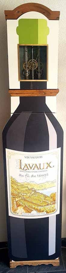 PENDULE NEUCHATELOISE Le Castel relookée. Sonnerie heures et demi. Cabinet noir brillant et doré. 2500CHF