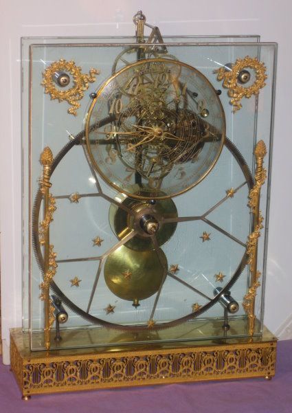 PENDULE NEUCHATELOISE Le Castel relookée. Sonnerie heures et demi. Cabinet noir brillant et doré. 2500CHF