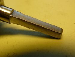 Réparation du carré de l'arbre d'un barillet - Chez l'Horloger