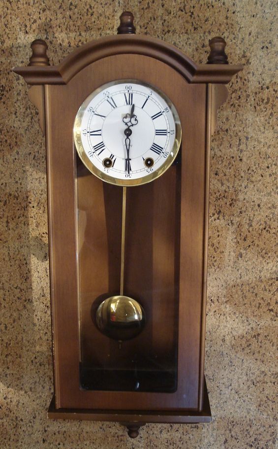 PENDULE NEUCHATELOISE Le Castel relookée. Sonnerie heures et demi. Cabinet noir brillant et doré. 2500CHF