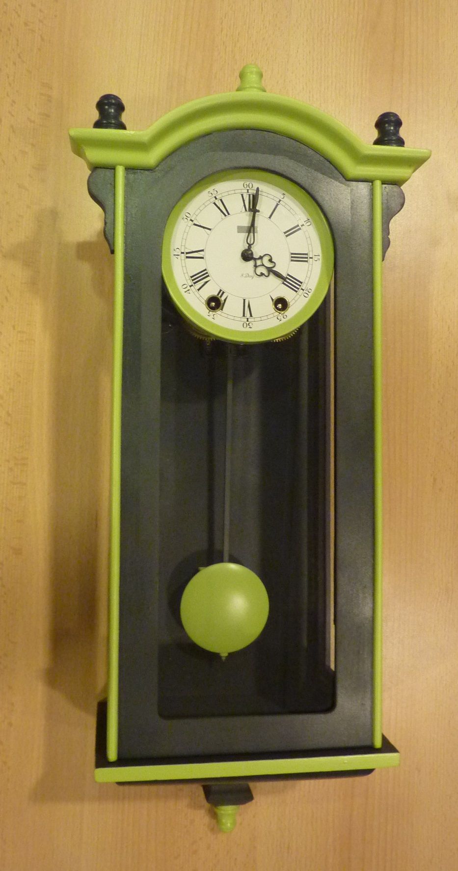 PENDULE NEUCHATELOISE Le Castel relookée. Sonnerie heures et demi. Cabinet noir brillant et doré. 2500CHF