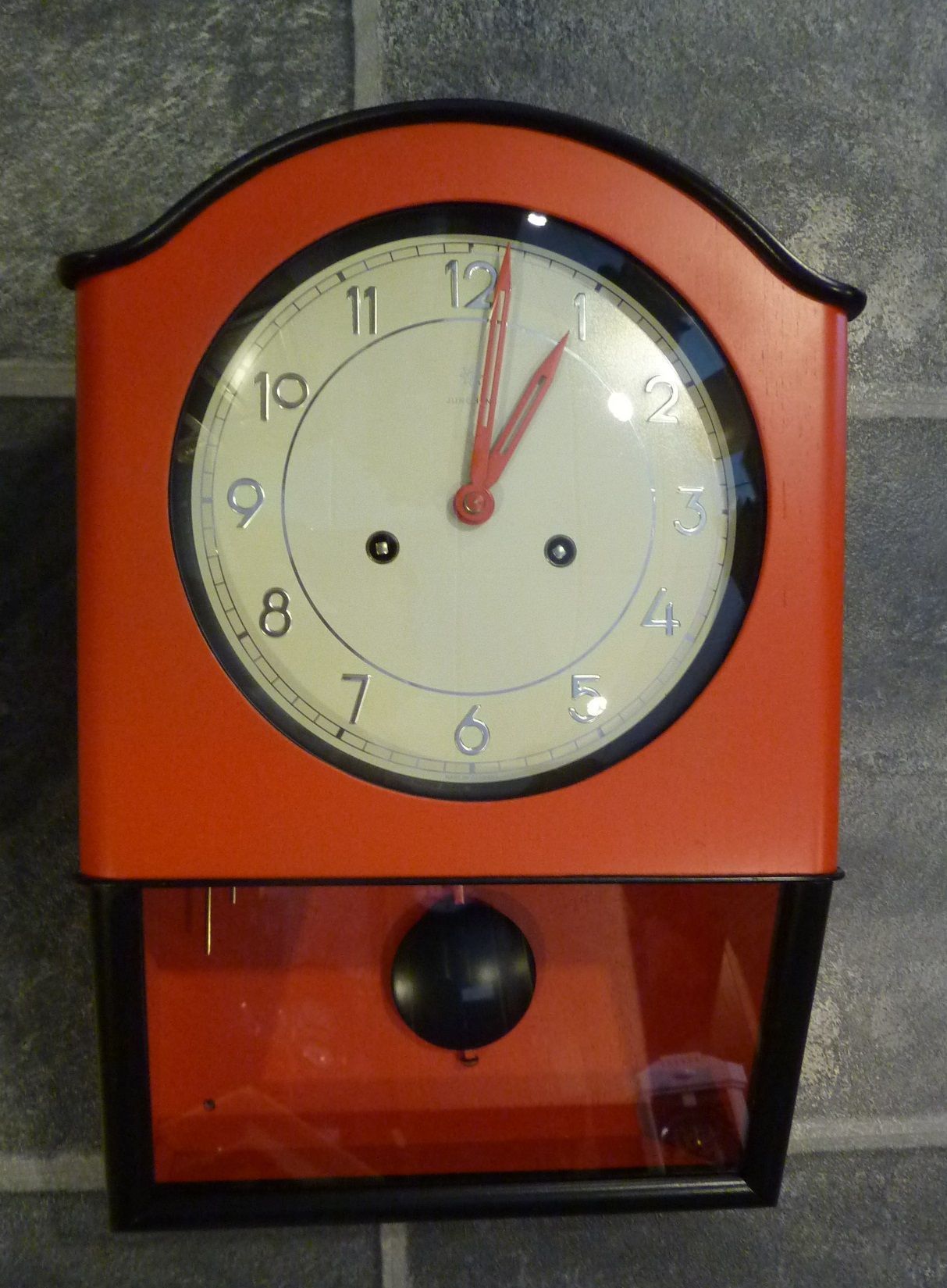 PENDULE NEUCHATELOISE Le Castel relookée. Sonnerie heures et demi. Cabinet noir brillant et doré. 2500CHF