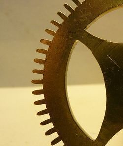 Remplacement d'une dent cassée - Chez l'Horloger