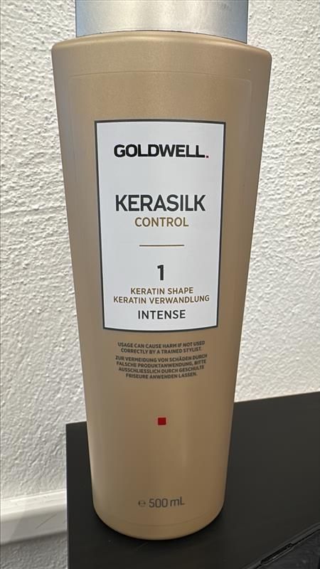 Goldwell Kerasilk Control Haarpflegeflasche, beige, Aufschrift: „KERASILK CONTROL“ und „1 INTENSE“.