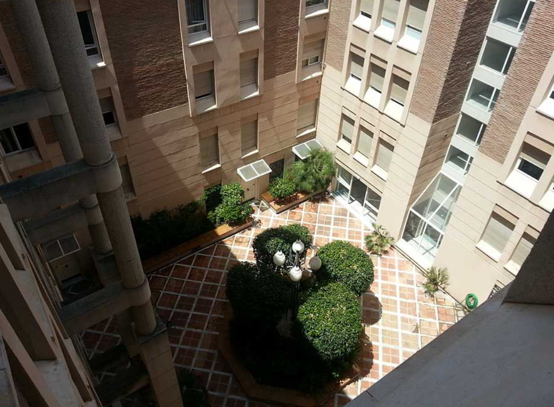 Una vista aérea de un patio entre dos edificios.